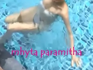 teen swiming seduce her dad